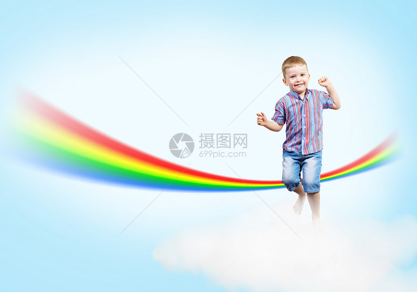 男孩在云彩和彩虹上跳跃套装男人艺术男生友谊天空手套婴儿苗圃幸福图片