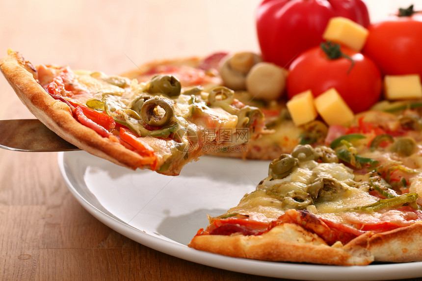 木头表面板块上新鲜意大利披萨美食小吃用餐脆皮垃圾送货餐厅香肠饮食圆圈图片