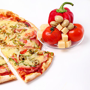 分离的切片披萨和蔬菜图像背景图片