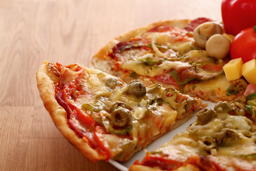 木纸面上新鲜意大利披萨的图片营养香肠洋葱脆皮火腿美食用餐午餐木头垃圾图片