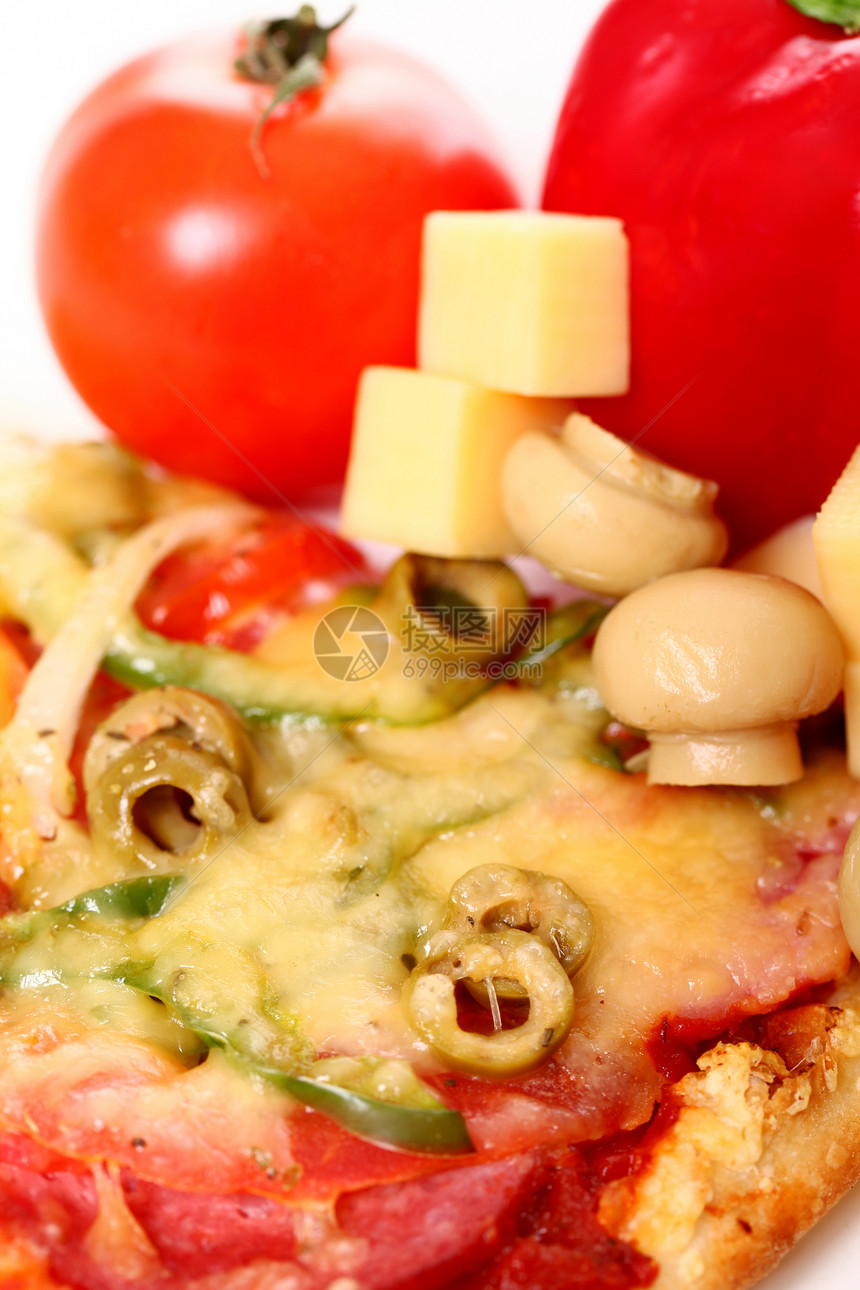 以蔬菜和肉类特写意大利比萨饼图片