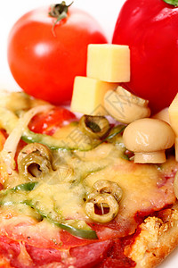 以蔬菜和肉类特写意大利比萨饼高清图片