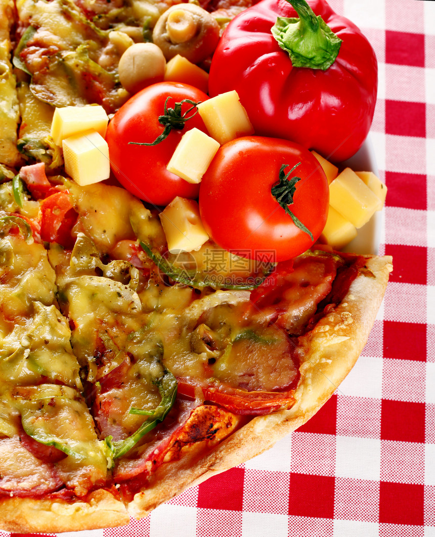 一张桌布上新鲜意大利披萨的图片送货面团脆皮育肥垃圾用餐饮食美食火腿香肠图片