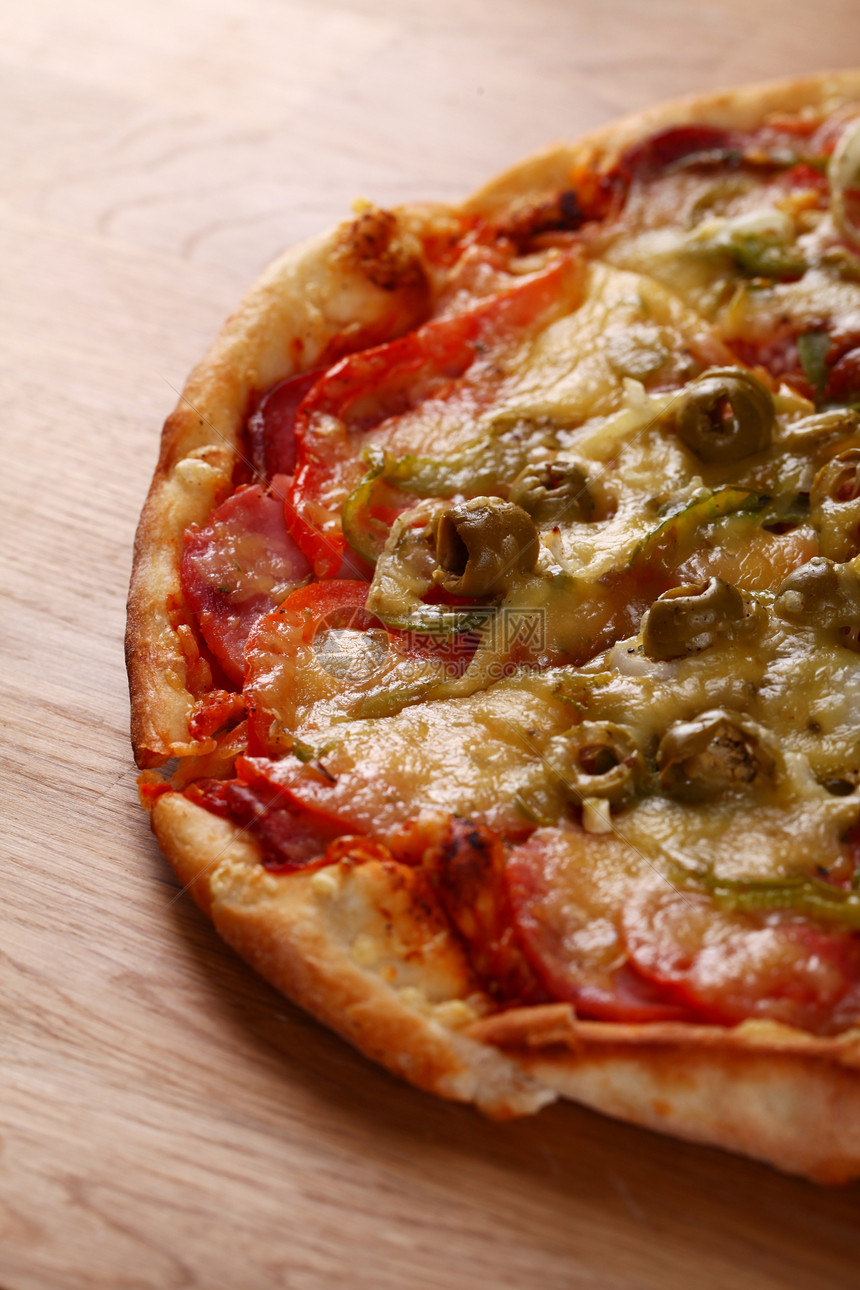 木纸面上新鲜意大利披萨的图片食物美食木头洋葱圆圈小吃用餐面团送货香肠图片