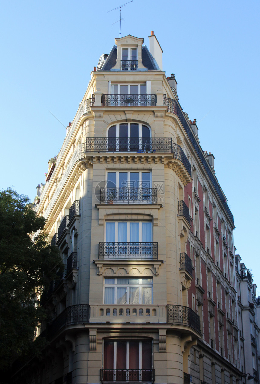 在巴黎的一座传统隔离大楼前所未有文化历史建筑装饰品国家旅行建筑学房子阳台地标图片