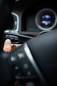 现代车内内部 - 司机按按钮 使用汽车背景图片