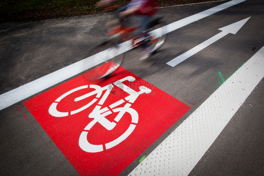 城市交通概念 — 城市中的自行车/自行车道标志图片