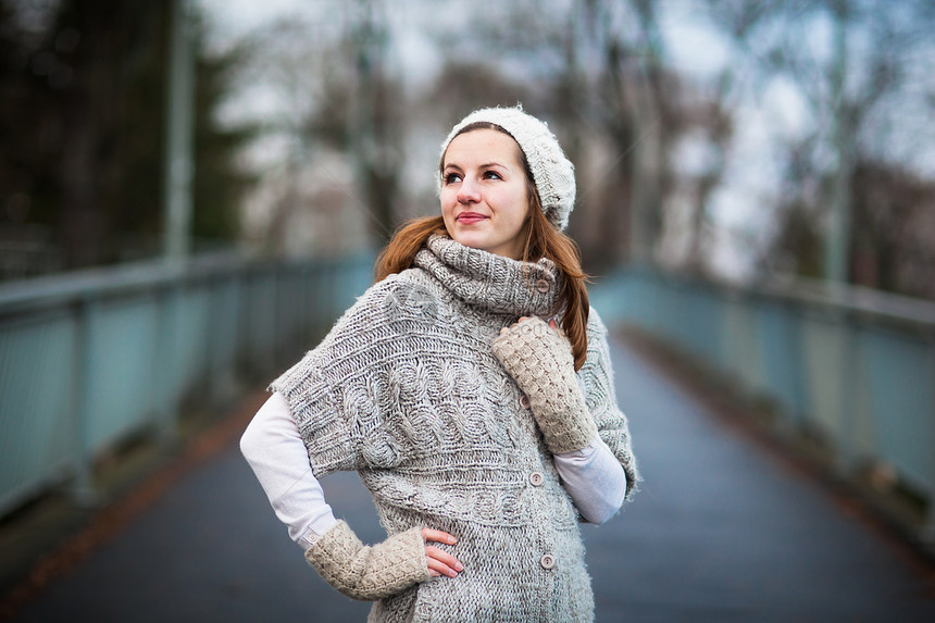 身穿温暖羊毛衣的年轻女子女士快乐青年奶油手套季节冒充温度衣服帽子图片