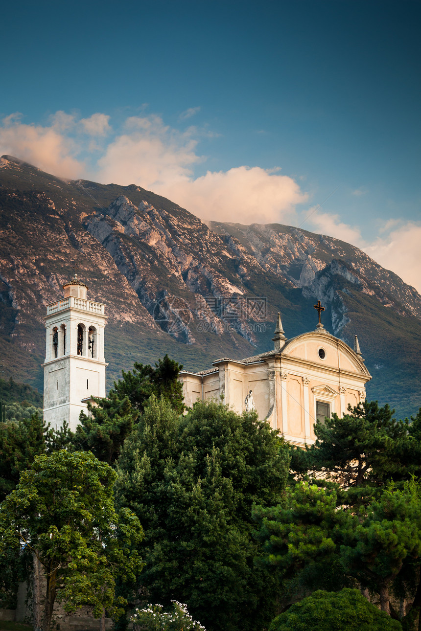 意大利马尔塞辛圣斯特凡诺教区教堂的景象图片