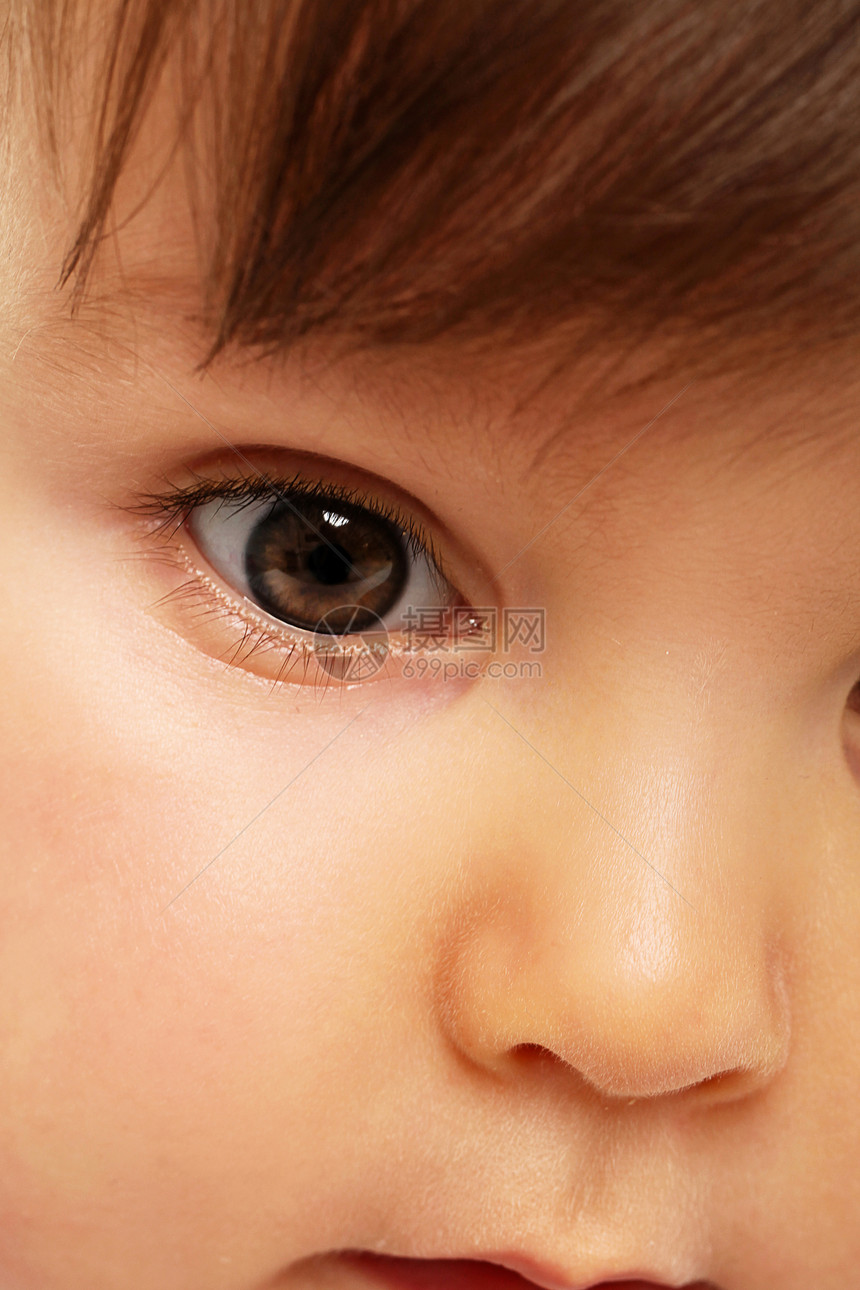 美丽的婴儿肖像 在背景上被孤立男性男生童年白色蓝色生活牛仔裤眼睛儿童青年图片