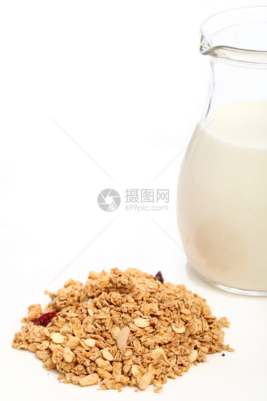 Muesli 与牛奶隔绝于白色背景图片