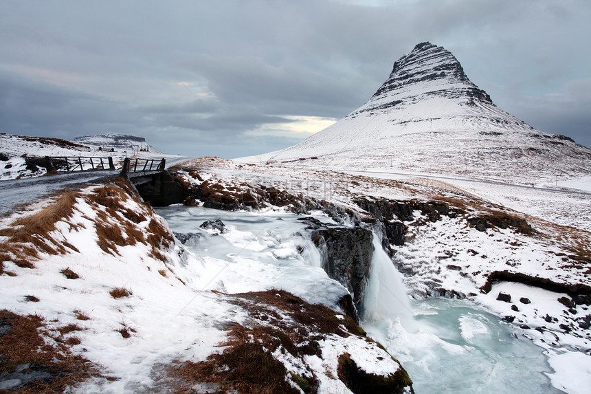 著名的山地冰原运动地标旅游环境旅行瀑布降雪溪流岩石水景图片