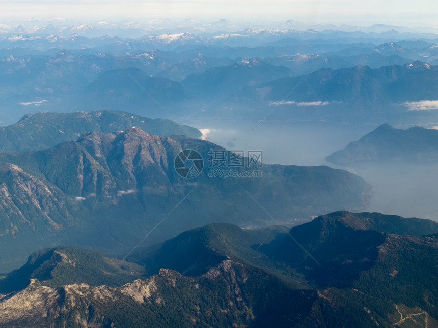 加拿大不列颠哥伦比亚海岸山脉的空中观察顶峰假期沿岸绿色荒野蓝色绿水旅游山峰地球图片
