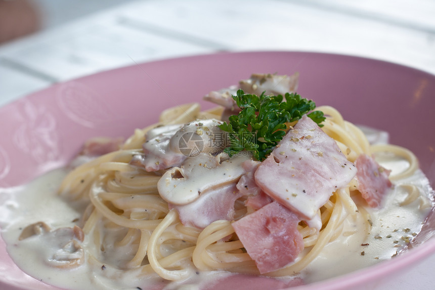 意大利面条美食奶油猪肉火腿食物烹饪盘子午餐餐厅香菜图片