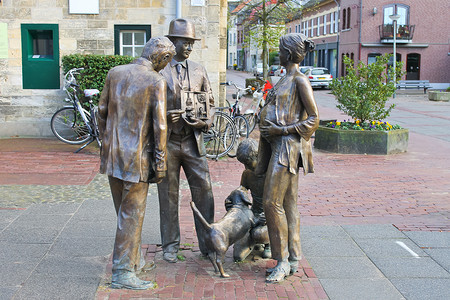 荷兰瓦尔肯堡铜制成的雕塑成分高清图片