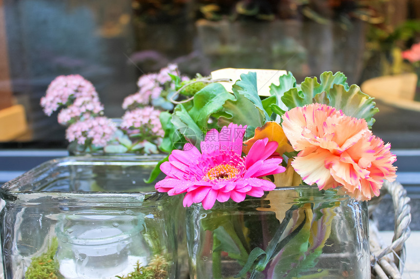 桌上玻璃花瓶中的花朵图片