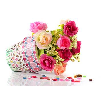 玫瑰和马赛克花盆 我做了我自己的马赛克花盆手工业工艺植物群粉色手工婚礼花瓶绿色背景图片
