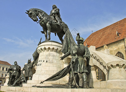 沙克顿纪念碑前面的马提亚斯·科维纳斯国王雕像背景