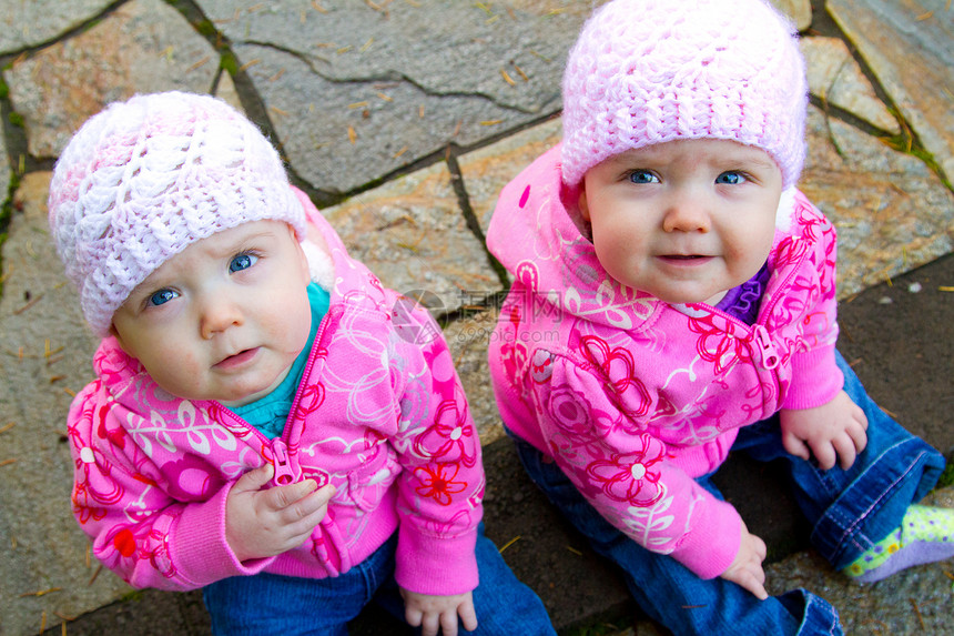 粉红双姐妹女孩女儿姐妹女孩们粉色孩子们女儿们女性孩子双胞胎帽子图片