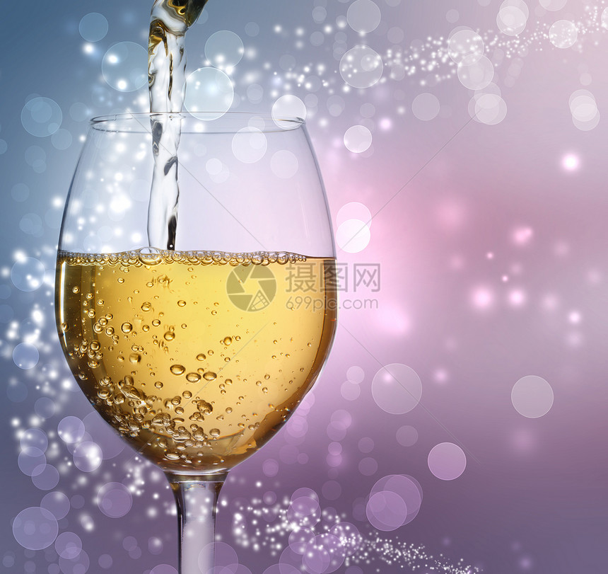 白葡萄酒酒杯饮料金子液体汽水气泡眼镜背景波纹紫色器皿图片