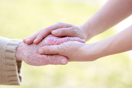高级和青年妇女握手女性老年白色女士手指祖母团结照顾者帮助长老背景图片