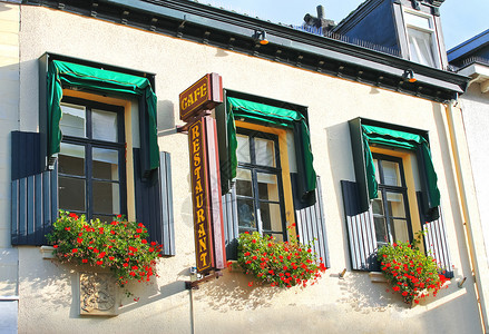 荷兰瓦尔肯堡窗户餐厅的鲜花 荷兰瓦肯堡高清图片