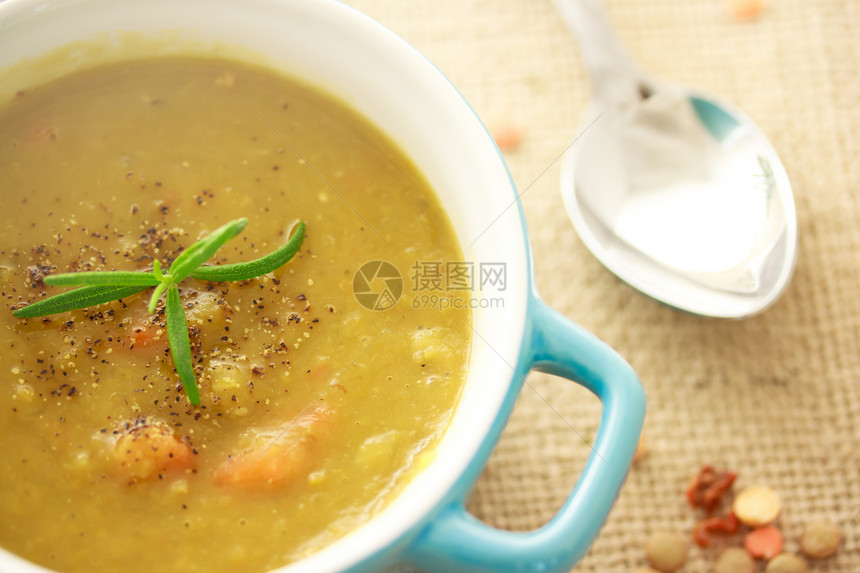 菜汤迷迭香营养豆类美食烹饪蔬菜乡村勺子绿色胡椒图片