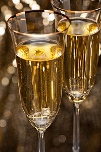 环璃杯带浸水环的香槟杯酒精珠宝辉光玻璃情人金子首饰钻戒星星白酒背景