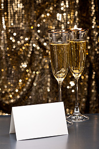 环璃杯带浸水环的香槟杯辉光奢华展示金子魅力珠宝派对酒精宝石玻璃背景