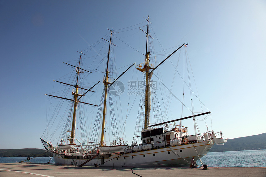 码头的帆船船尾甲板海岸桅杆绿色旅游港口支撑天空白色图片