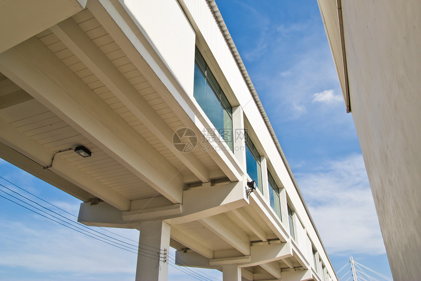 人行道去 在机场的大楼建筑学装饰窗户金属中心风格地面反射天花板技术图片