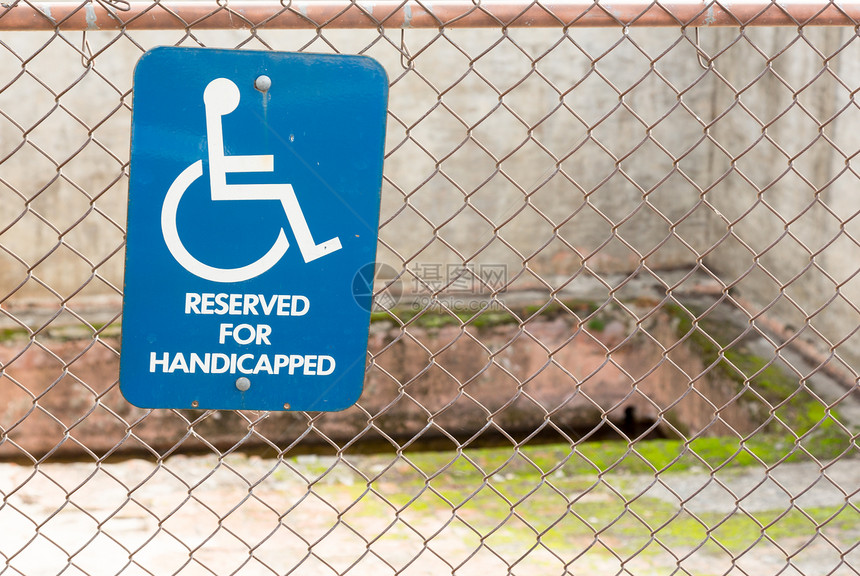 地面坑前的残疾人标志牌图片