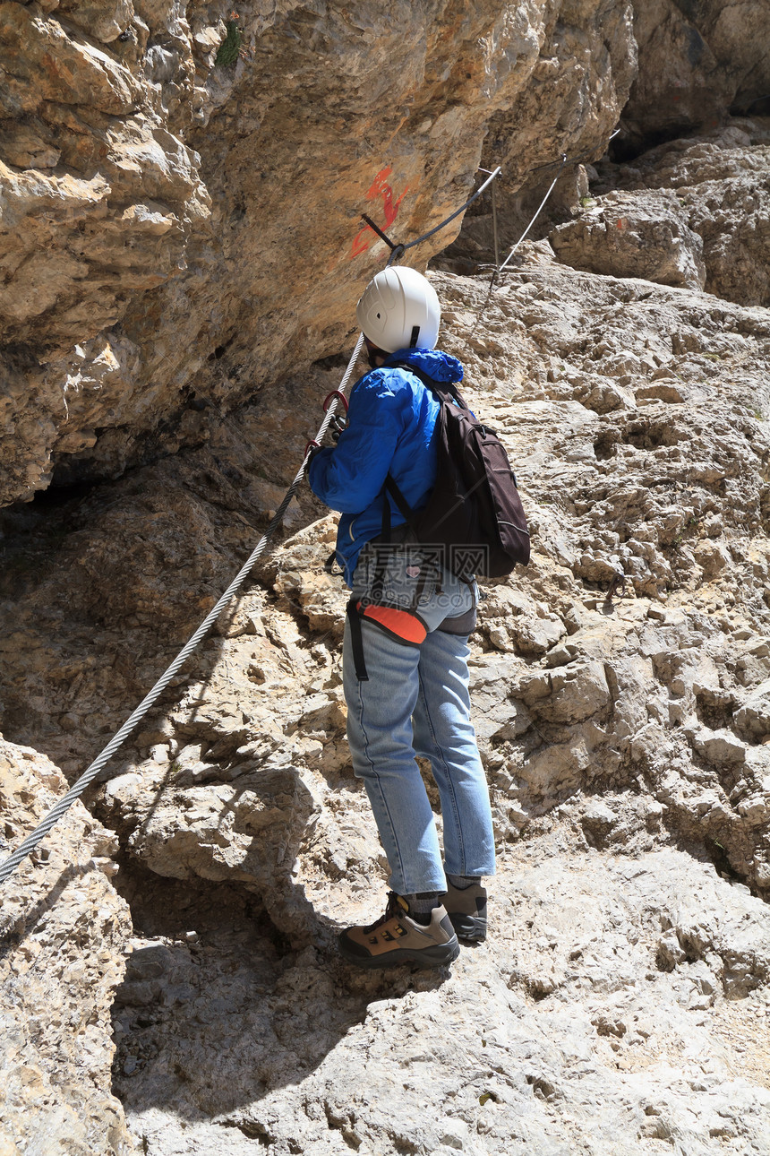 徒步旅行者通过ferrata高山女孩登山者远足悬崖踪迹背包运动石头小路图片