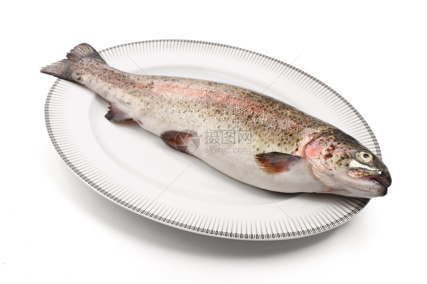 盘子上的鳟鱼图片