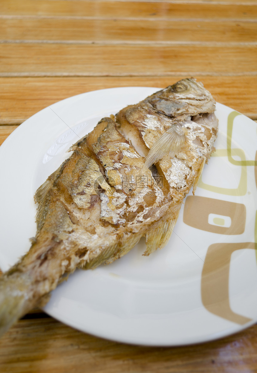 白盘上的炸鱼烹饪午餐用餐厨房饮食油炸小吃美食木头营养图片