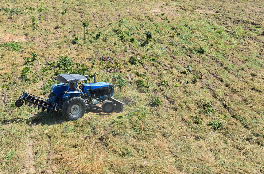 拖拉机播种田地场地栽培机器草地土壤培育农村农田风景环境图片