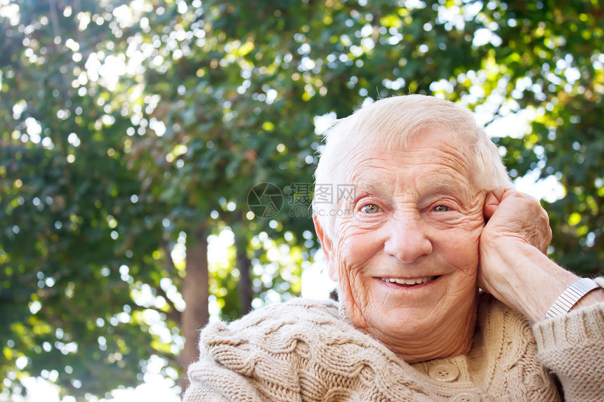 快乐的高级女士长老阳光绿色祖母奶奶树木女性退休老年微笑图片