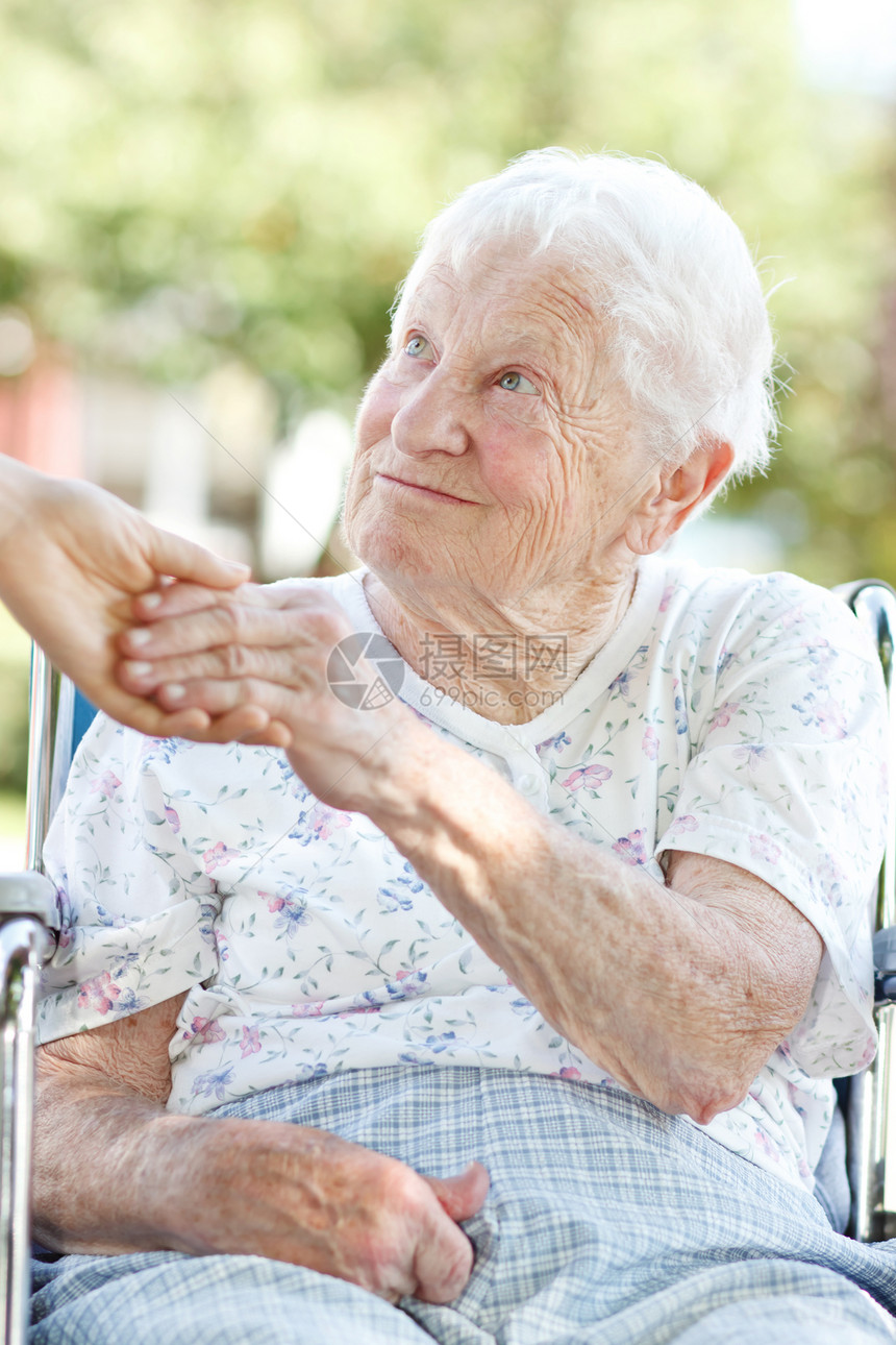 高级女性与看守人握手轮椅家庭车轮女士护理祖父母照顾者老年住宅长老图片