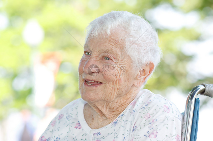 轮椅上的高级女性女士退休祖母微笑奶奶车轮人士椅子护理残障图片