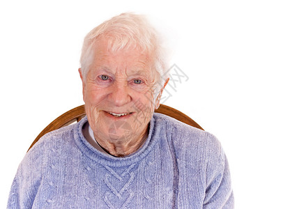 一位年长妇女的肖像奶奶女士微笑白色毛衣老年个性房间祖母退休背景图片