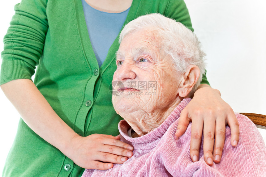 年长和青年妇女祖母长老肩膀手臂拥抱老年女性孙女老化照顾者图片
