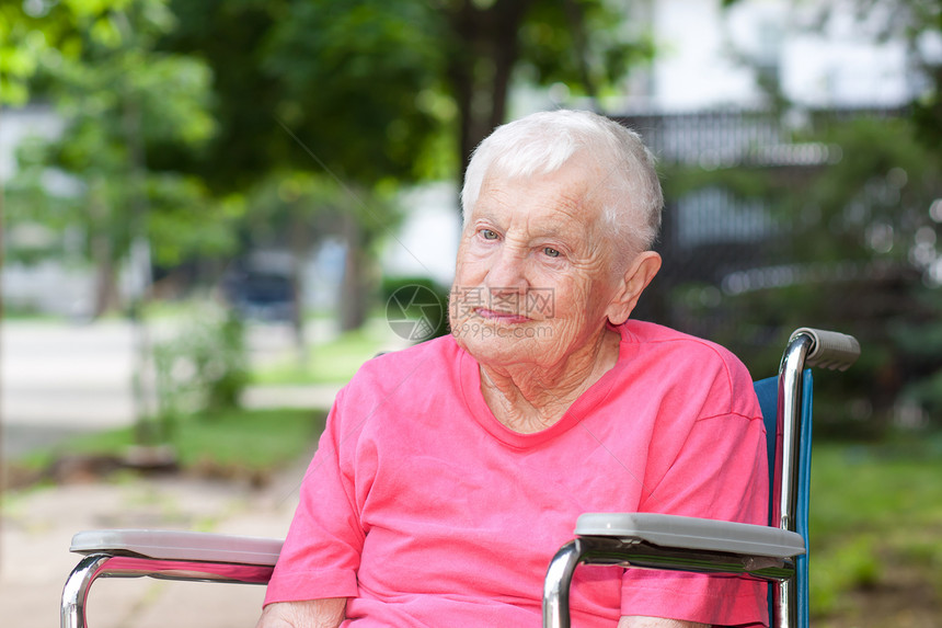 轮椅上的高级女性护理粉色奶奶长老老年退休祖母残障医疗人士图片