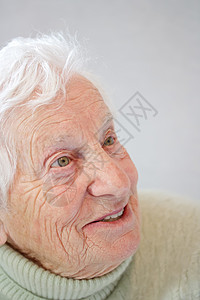 一位年长妇女的肖像长老女士奶奶毛衣房间祖母退休个性微笑老化背景图片