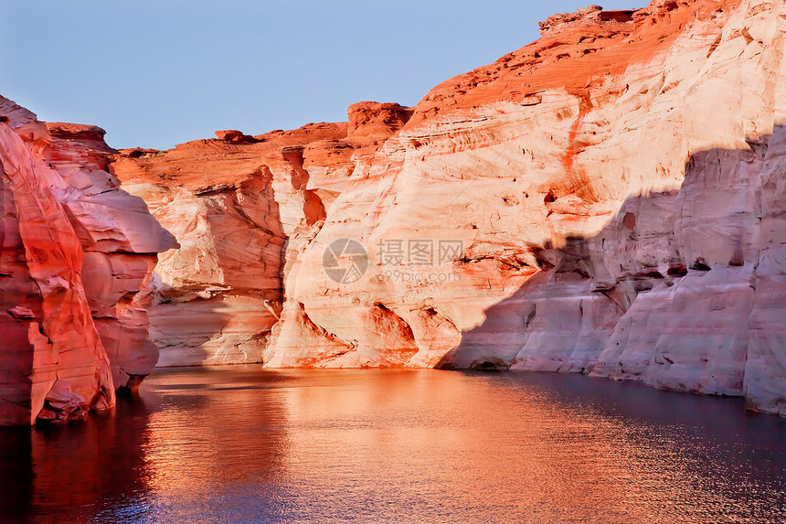 橙色粉红蚂蚁峡谷反射湖鲍威尔亚利桑那粉色橙子休闲羚羊公园岩石崎岖旅行远景环境图片