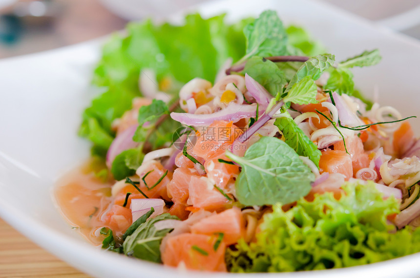 辣鲑鱼营养食物辣椒绿色海鲜蔬菜胡椒美食盘子洋葱图片