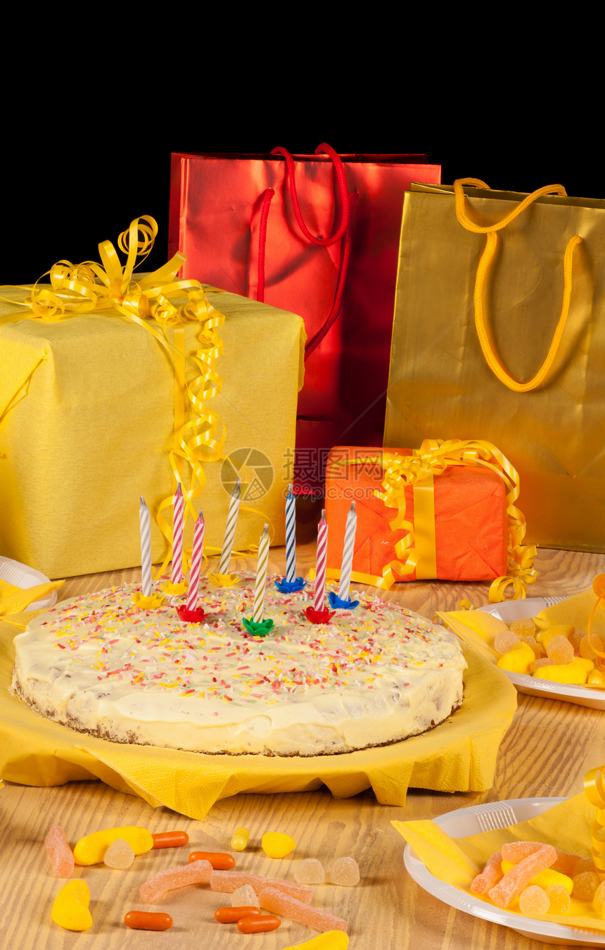 生日派对死讯生活派对蜡烛喜悦礼物糖果静物零食盘子桌子蛋糕图片