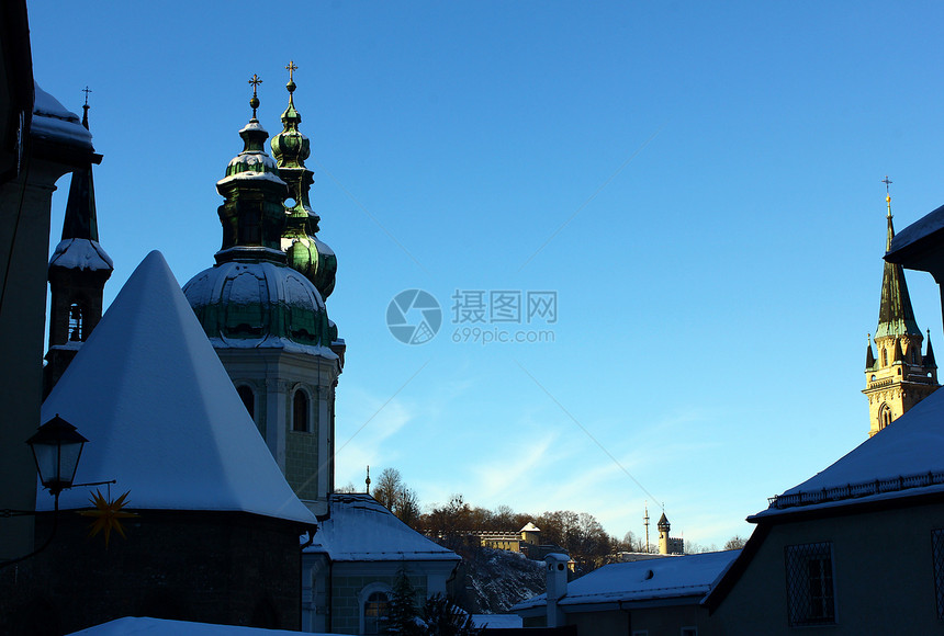 奥地利萨尔茨堡的屋顶被雪覆盖图片