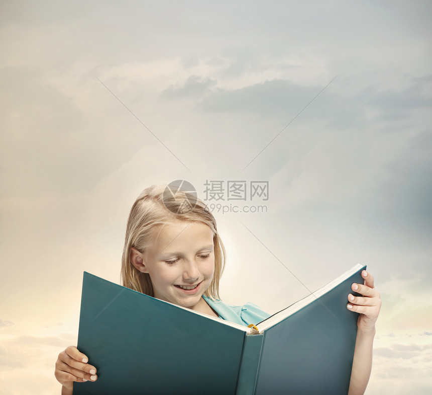 读一本大书的小女孩教科书童话乐趣喜悦蓝色知识童年学校女性幸福图片