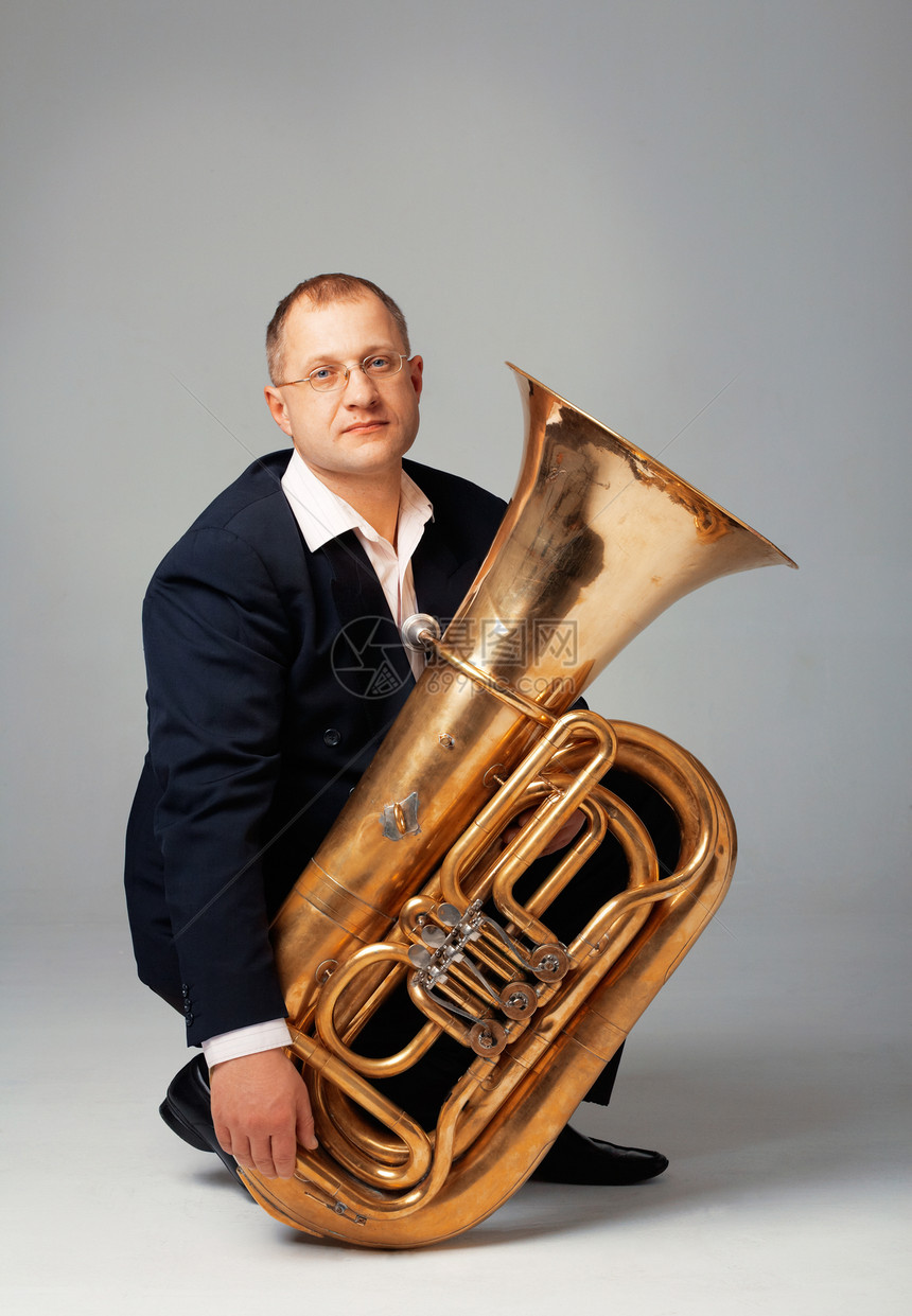 Tuba 玩家乐器黑色白色天赋黄铜男性喉舌金子大号演员图片