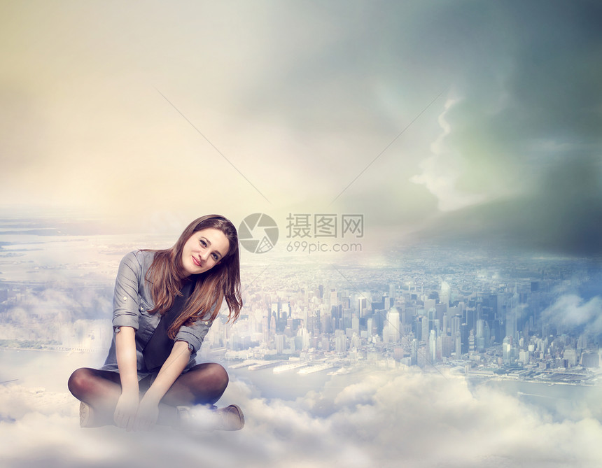 坐在云上快乐的女人天空战略城市梦想家多云黑发女士女孩和平高度图片